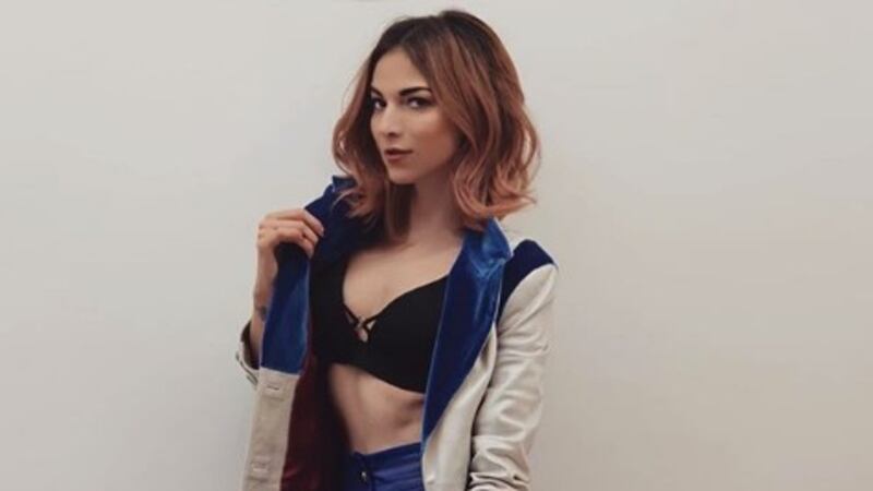 Paty Cantú comparte candentes fotos en escotado traje de baño nude