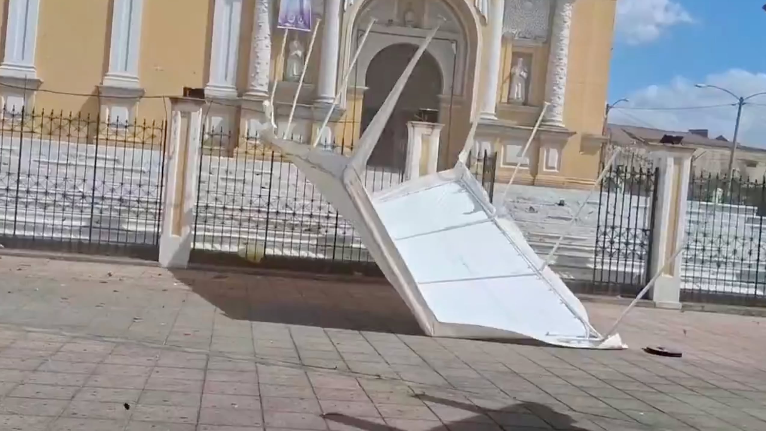 Tras los fuertes vientos, toldos fueron derribados. Foto: RRSS