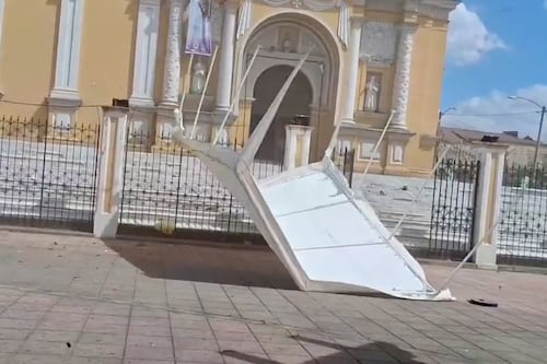 Fuerte viento arrastra toldos y objetos en el parque central de Escuintla