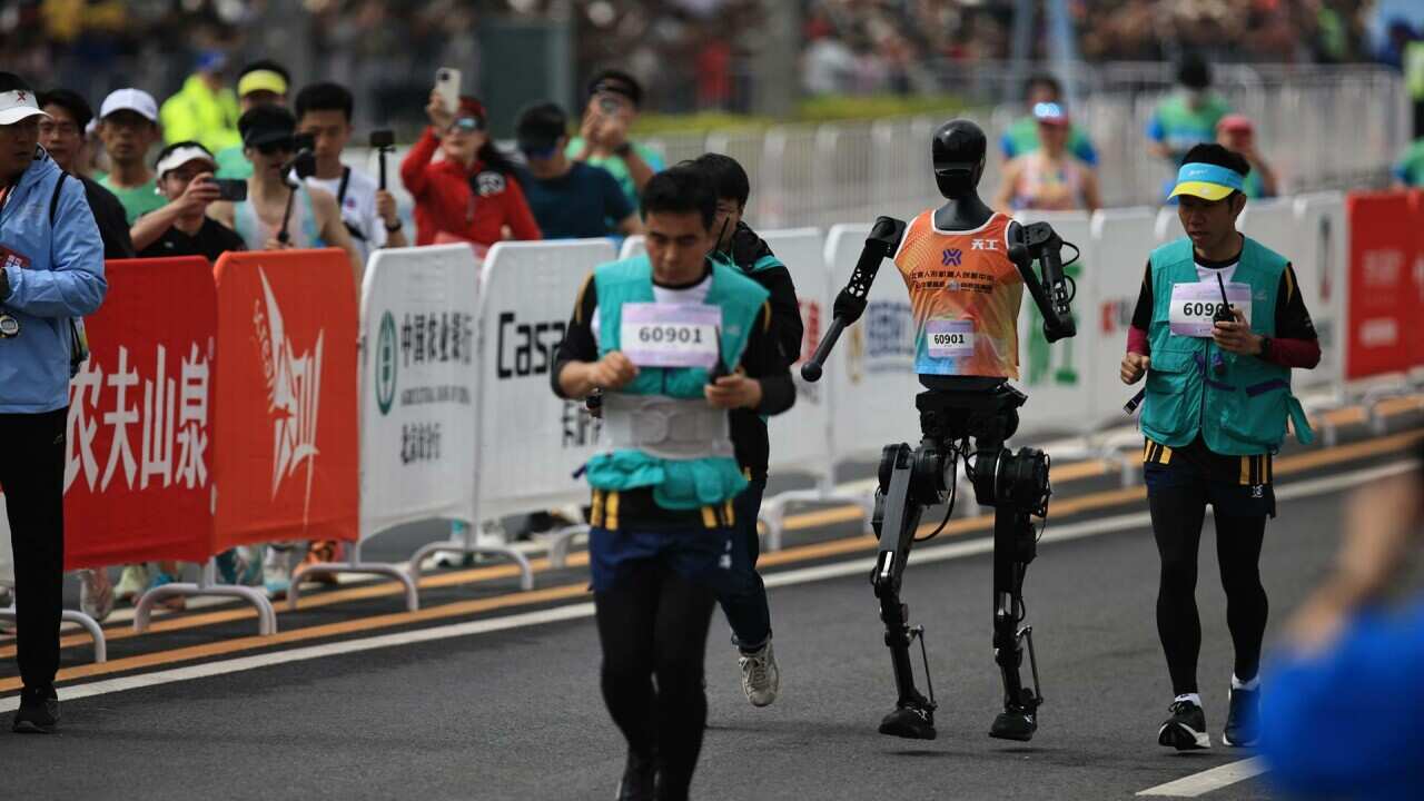 Robots participan en maratón en Pekín
