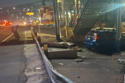 Carro descontrolado queda empotrado en base de una pasarela de Villa Nueva