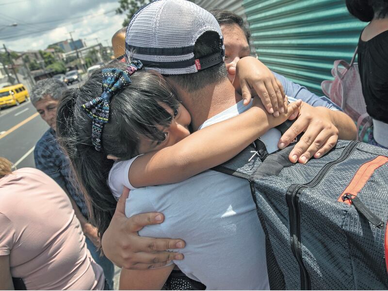 Funcionarios de EE. UU. llegan al país por reunificación de familias migrantes