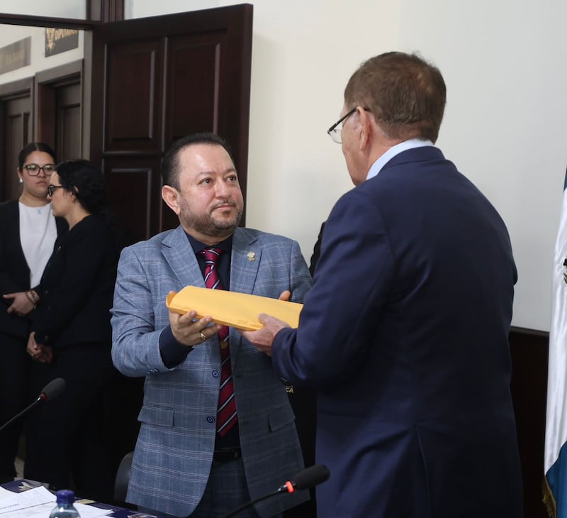 Walter Mazariegos, rector de la Universidad de San Carlos de Guatemala, preside la postuladora del TSE.