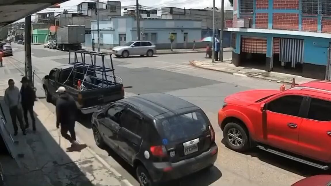 VIDEO. Captan robo de vehículo a plena luz del día en la Reformita