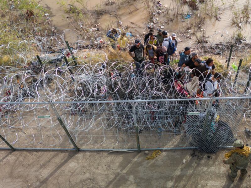 “Nos toca cortar y entrar como podamos”: dramático video muestra inmigrantes que rompen alambre de púas en El Paso