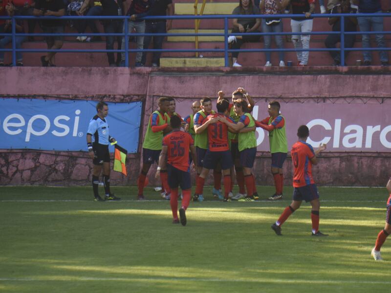 ¡Municipal gana pero sin contundencia! Los rojos derrotan por la mínima a Mixco