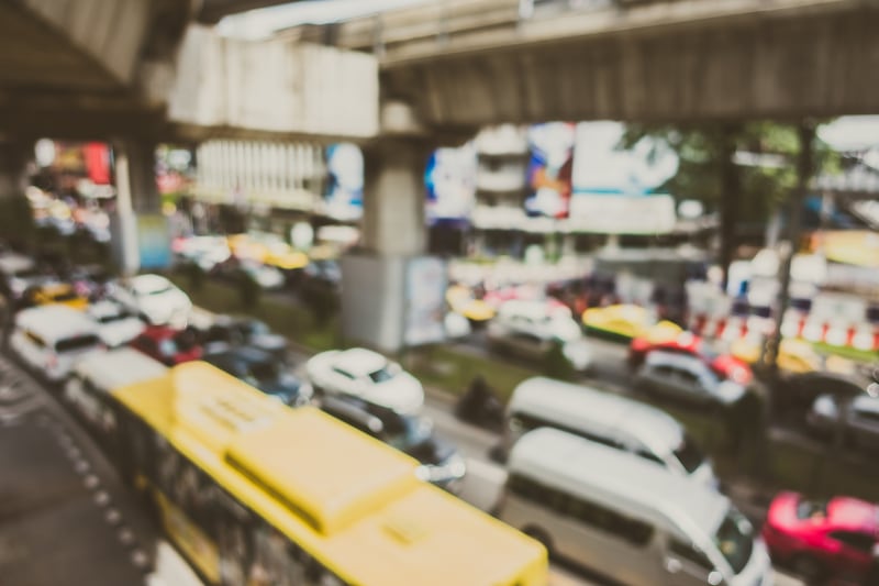 En la carrera hacia una movilidad más limpia, los autos híbridos y eléctricos se han convertido en protagonistas. Foto: Freepik.