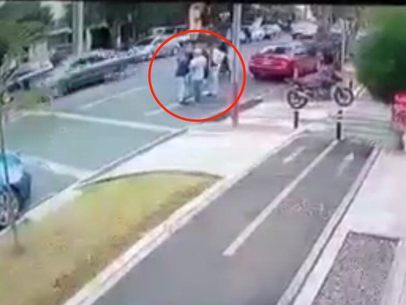 MOTOLADRONES. Entre dos asaltan a tres hombres en la zona 7