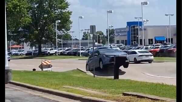Explota una carretera debido al calor. (Foto: Redes sociales)