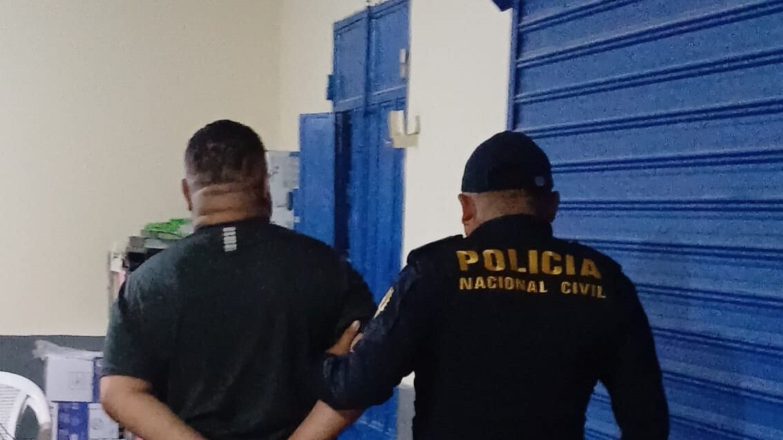 Víctor 'N', exsubdirector del centro carcelario Fraijanes II, fue capturado en Jutiapa, señalado de colaborar en la fuga de 20 reos. Foto: PNC