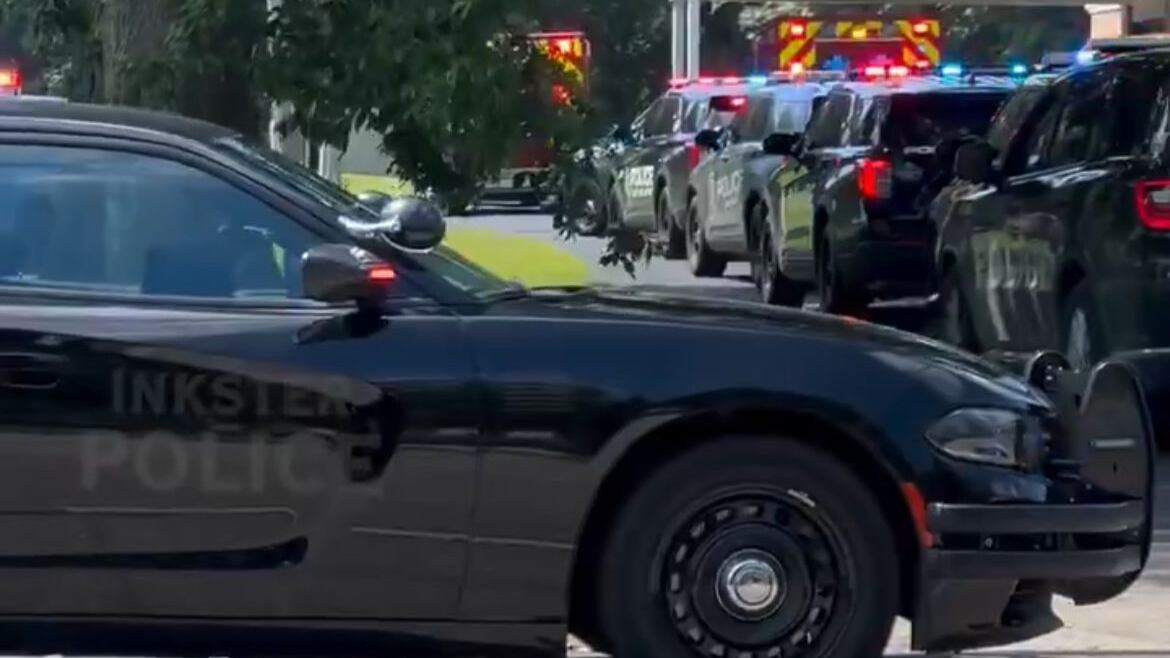 Un sujeto estrelló su camioneta contra una iglesia en Wayne, Michigan, y abrió fuego dejando múltiples víctimas; fue abatido por la policía.