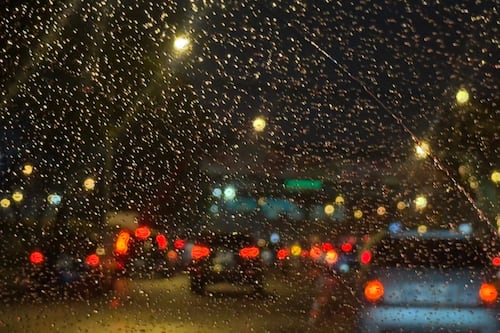 VIDEO. Lluvia complica el tráfico en varios puntos de la ciudad este lunes