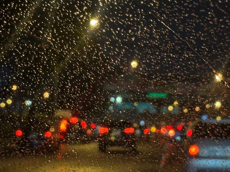 VIDEO. Lluvia complica el tráfico en varios puntos de la ciudad este lunes