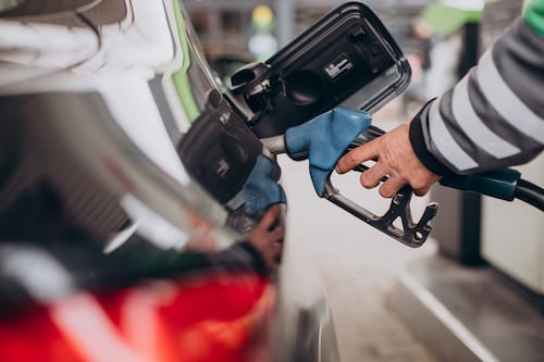 Reportan leve baja al precio de los combustibles este viernes