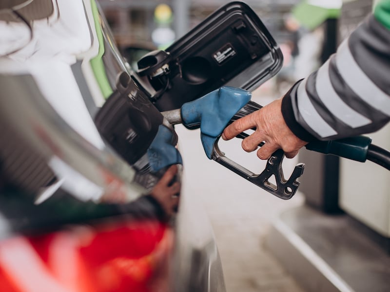 Reportan leve baja al precio de los combustibles este viernes