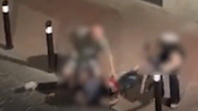 El oficial le habría aplicado una llave mientras esperaba a que llegaran otros policías. (Foto: Redes sociales)