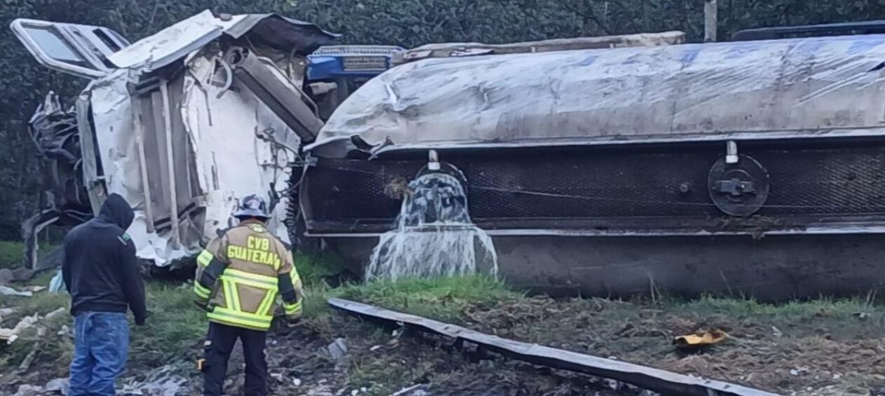 Vuelca camión cisterna en ruta Interamericana y derrama combustible