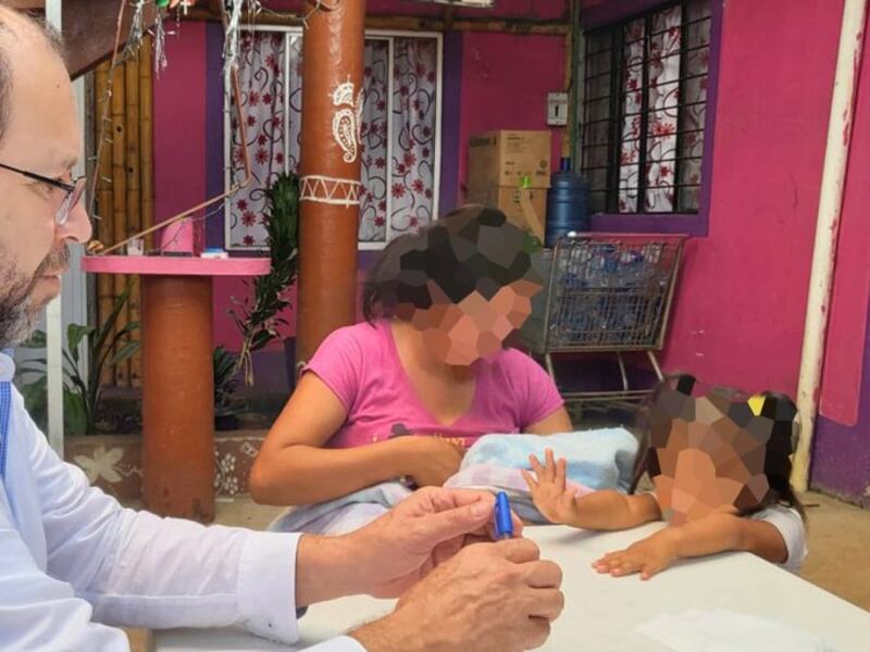 Cancillería asesora a guatemalteca que dio a luz en autobús en México