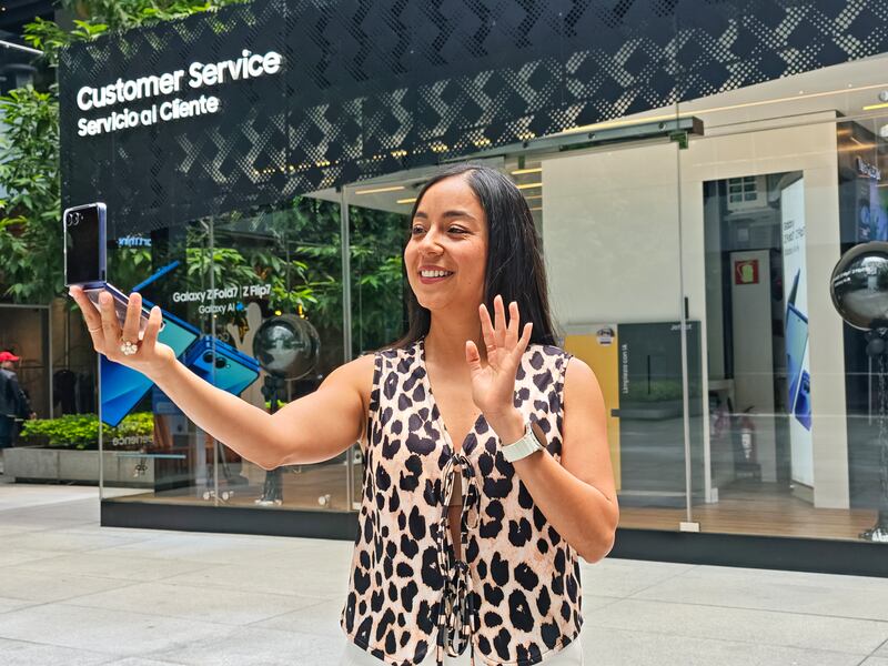 IA, tecnología y clase: el Galaxy Z Flip7 es el aliado perfecto para el contenido viajero de Lupi Arriola