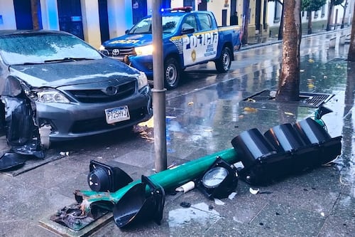 Conductor derriba semáforo frente a Casa Presidencial