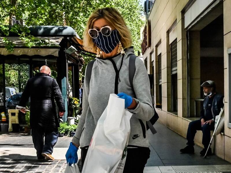Países inician su desconfinamiento, pero ninguno abre sus fronteras