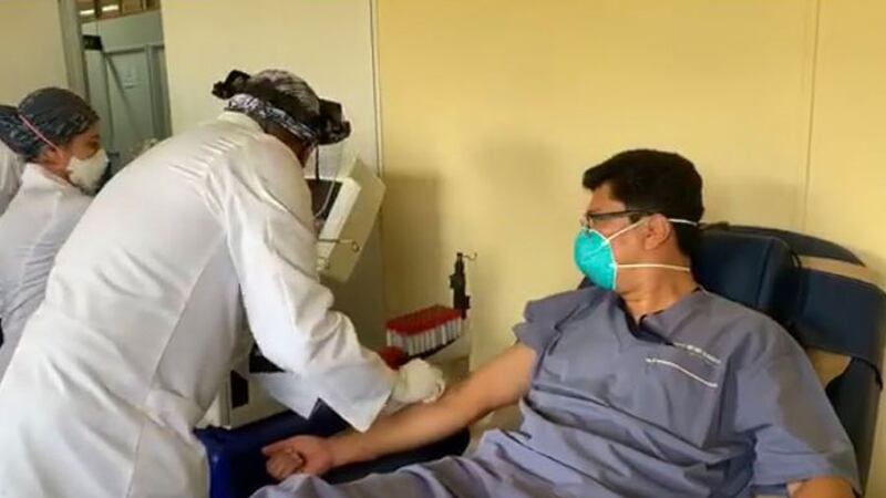 Director de Hospital Roosevelt dona plasma para apoyar a pacientes Covid-19