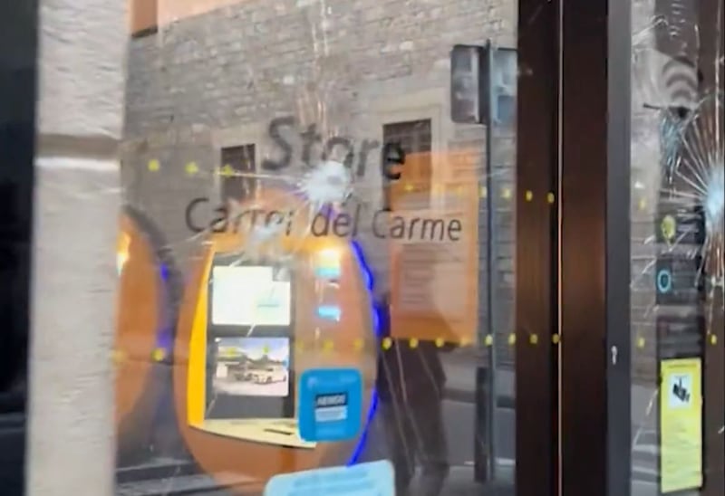Encapuchados intentan romper cristales de un banco… y se van caminando