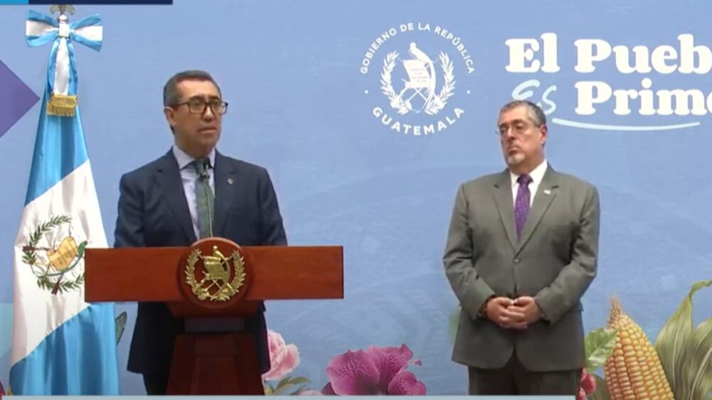 El presidente Bernardo Arévalo y el ministro de Finanzas Públicas, Jonathan Menkos.