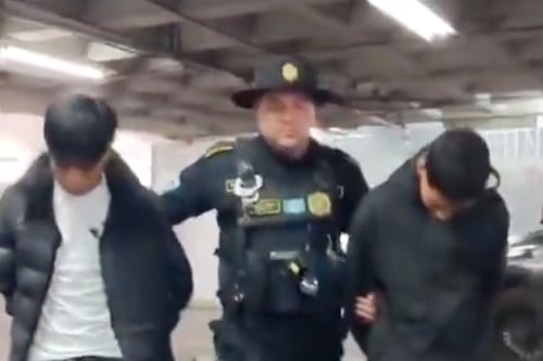 Capturan a dos presuntos moto ladrones en la calzada Roosevelt