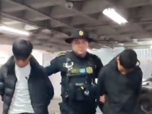 Capturan a dos presuntos moto ladrones en la calzada Roosevelt