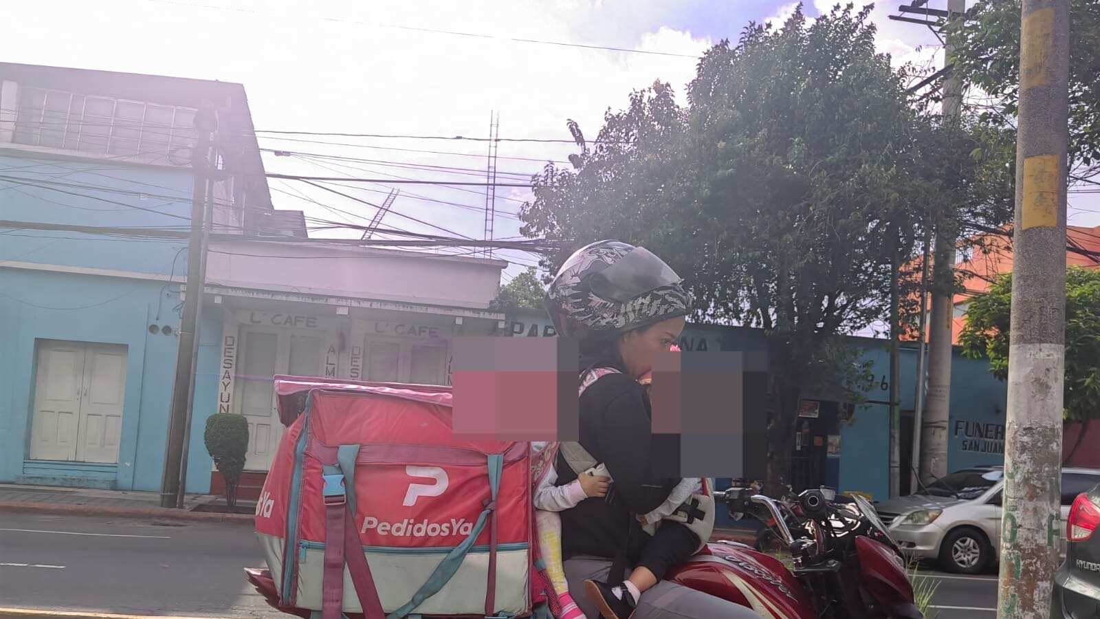 Captan a motorista con sus dos hijas.