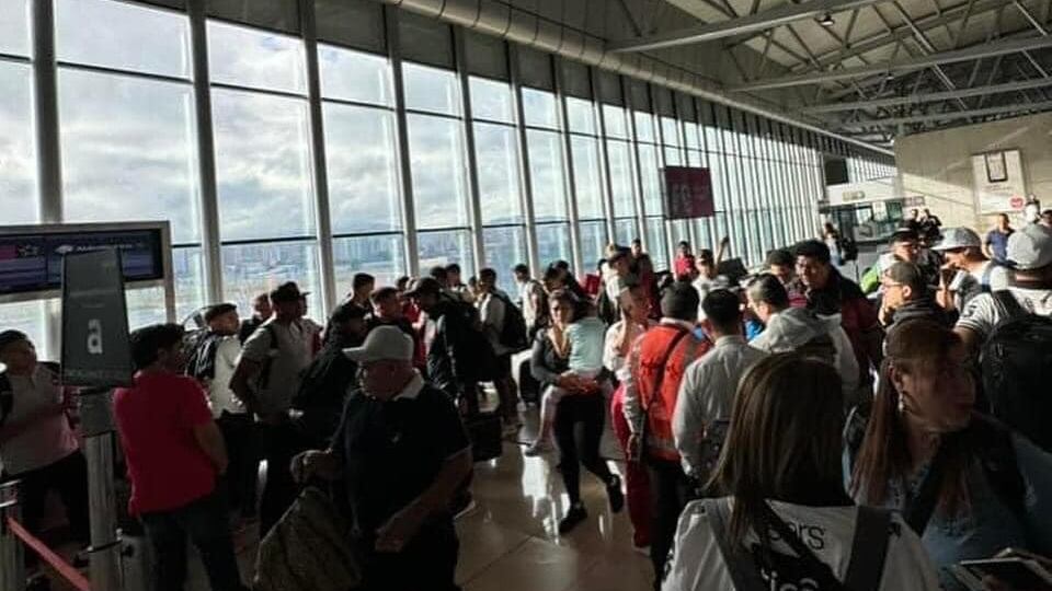 Pleito entre aficionados Rojos y Cremas.