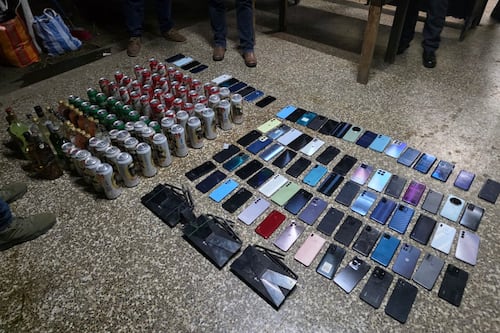 Descubren nueva caleta con teléfonos y licor tras requisa en la Granja Pavón