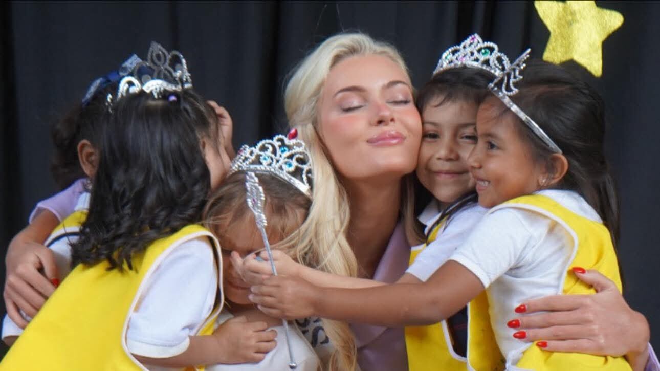 La Miss Universo 2024 Victoria Kjær, compartió con niños de una escuela municipal de Santa Catarina Pinula. Foto: Municipalidad de Santa Catarina Pinula.
