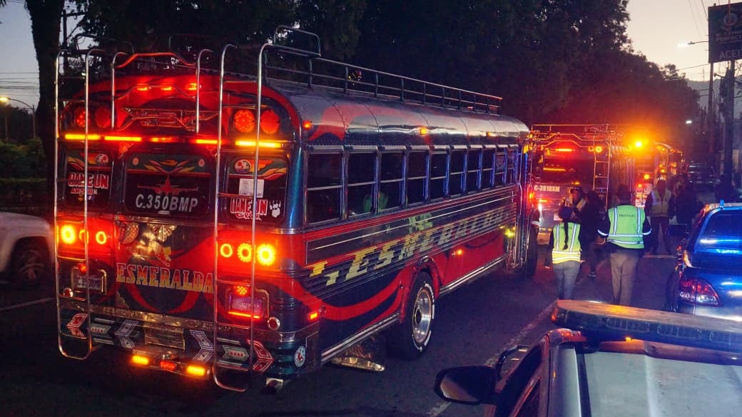 Inspectores de la Dirección General de Transportes durante una inspección en el Pacífico.