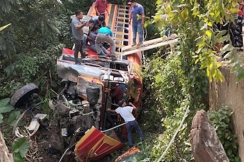VIDEO. Camioneta cae a un precipicio tras chocar con vehículo en Huehuetenango
