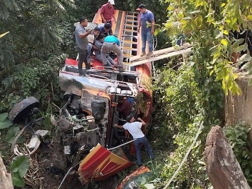 VIDEO. Camioneta cae a un precipicio tras chocar con vehículo en Huehuetenango