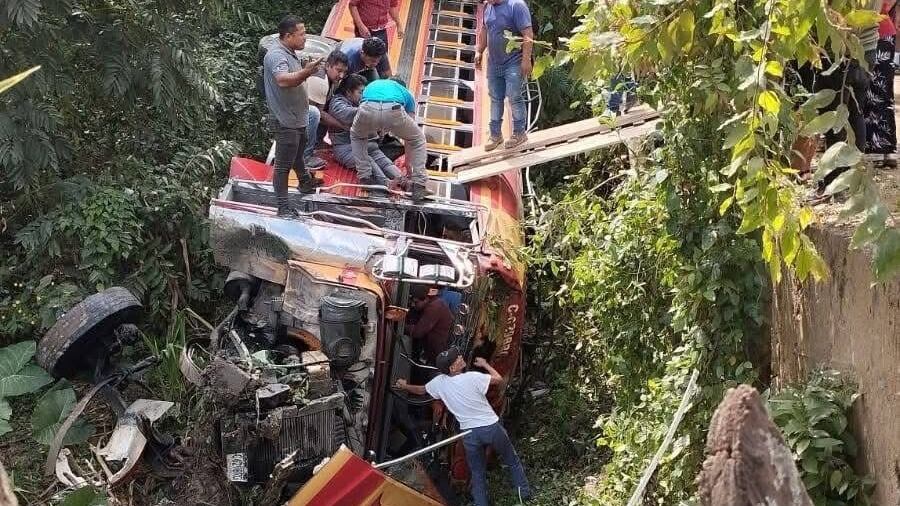 El accidente involucró al bus extraurbano y una camioneta Runner color corinto. Foto: RRSS
