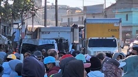 Recolectores impiden el ingreso de camiones con basura.