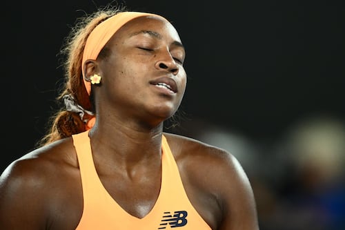 Coco Gauff rompe su raqueta tras una dolorosa derrota relámpago en Australia