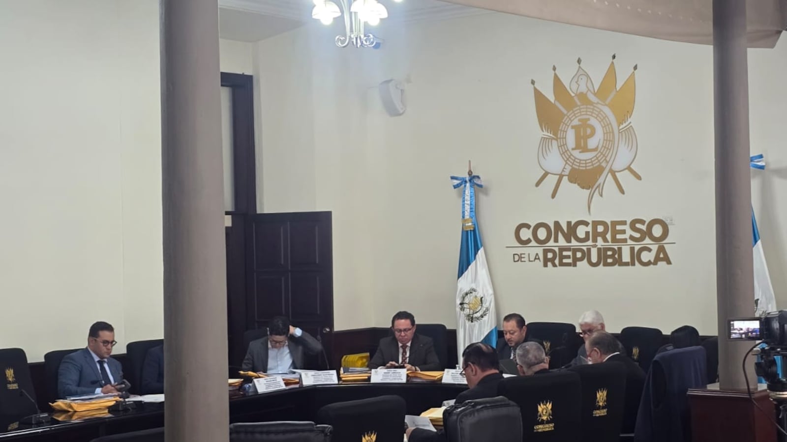 Postuladora del TSE revisa las tachas durante la sesión en el Congreso. Foto: Amilcar Avila.