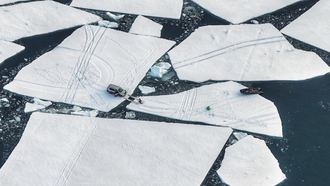 VIDEO. Vehículo japones huye de Rusia sobre témpano de hielo