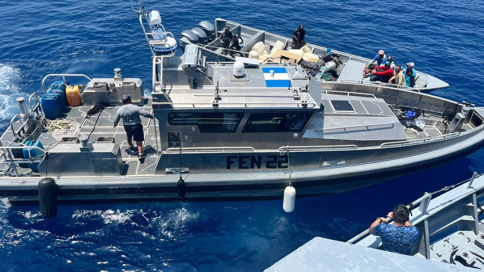 Seis tripulantes de distintas nacionalidades fueron localizados a bordo de la embarcación. Foto: Ejército