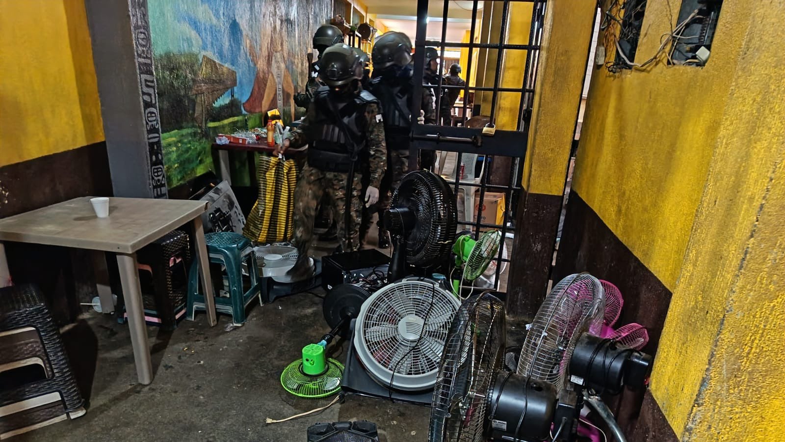 Requisa en el Centro de Detención Preventiva para Hombres y Mujeres “Los Jocotes”. Foto: Ejército de Guatemala