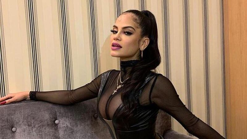 ¡Casi muestra su intimidad! Natti Natasha capta miradas al posar de piernas abiertas