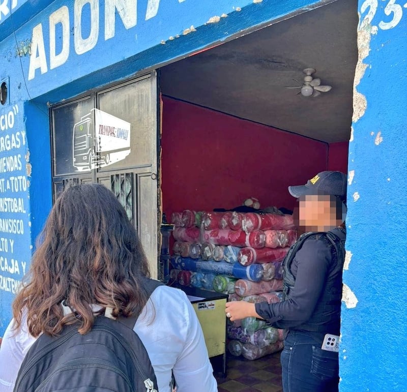 Agentes durante la diligencia de allanamientos a comercios. Foto: RRSS