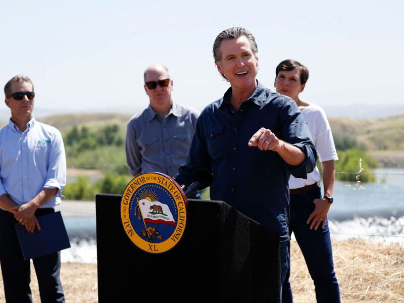 "¿Cargos de secuestro?", insinúa el gobernador de California a Ron DeSantis
