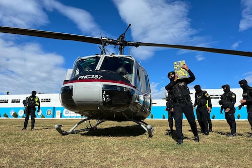 Trasladan en helicóptero 1,044 paquetes de droga incautados en Puerto Quetzal