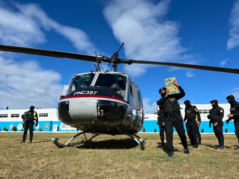 Trasladan en helicóptero 1,044 paquetes de droga incautados en Puerto Quetzal