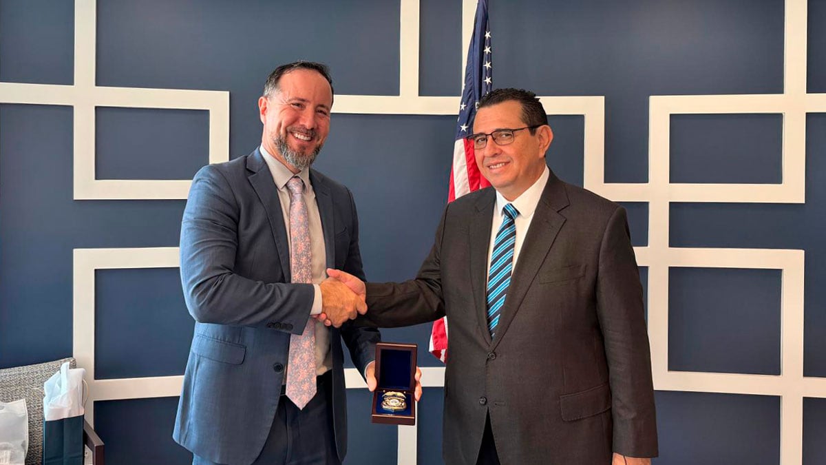 El Fiscal General Gabriel García Luna recibe una placa de reconocimiento de Homeland Security Investigations (HSI). Foto: MP